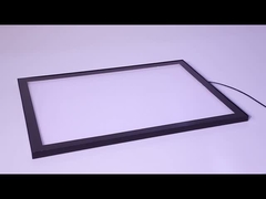 Una scatola luminosa in alluminio ultra-sottile e leggera con una luce morbida e brillante, molto attraente.